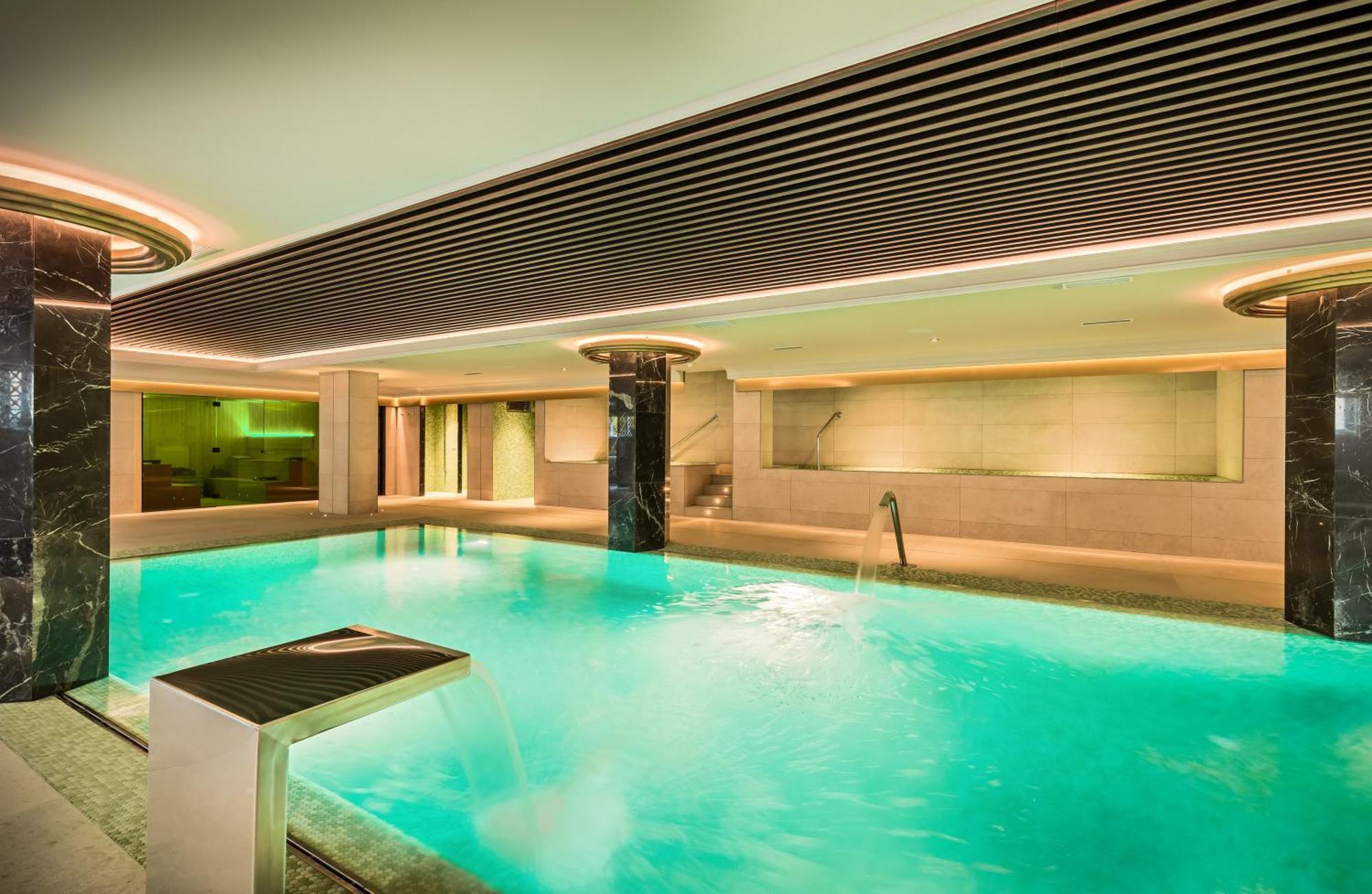 Barcelo La Nucia Palms Hotel ภายนอก รูปภาพ The swimming pool at the InterContinental Budapest